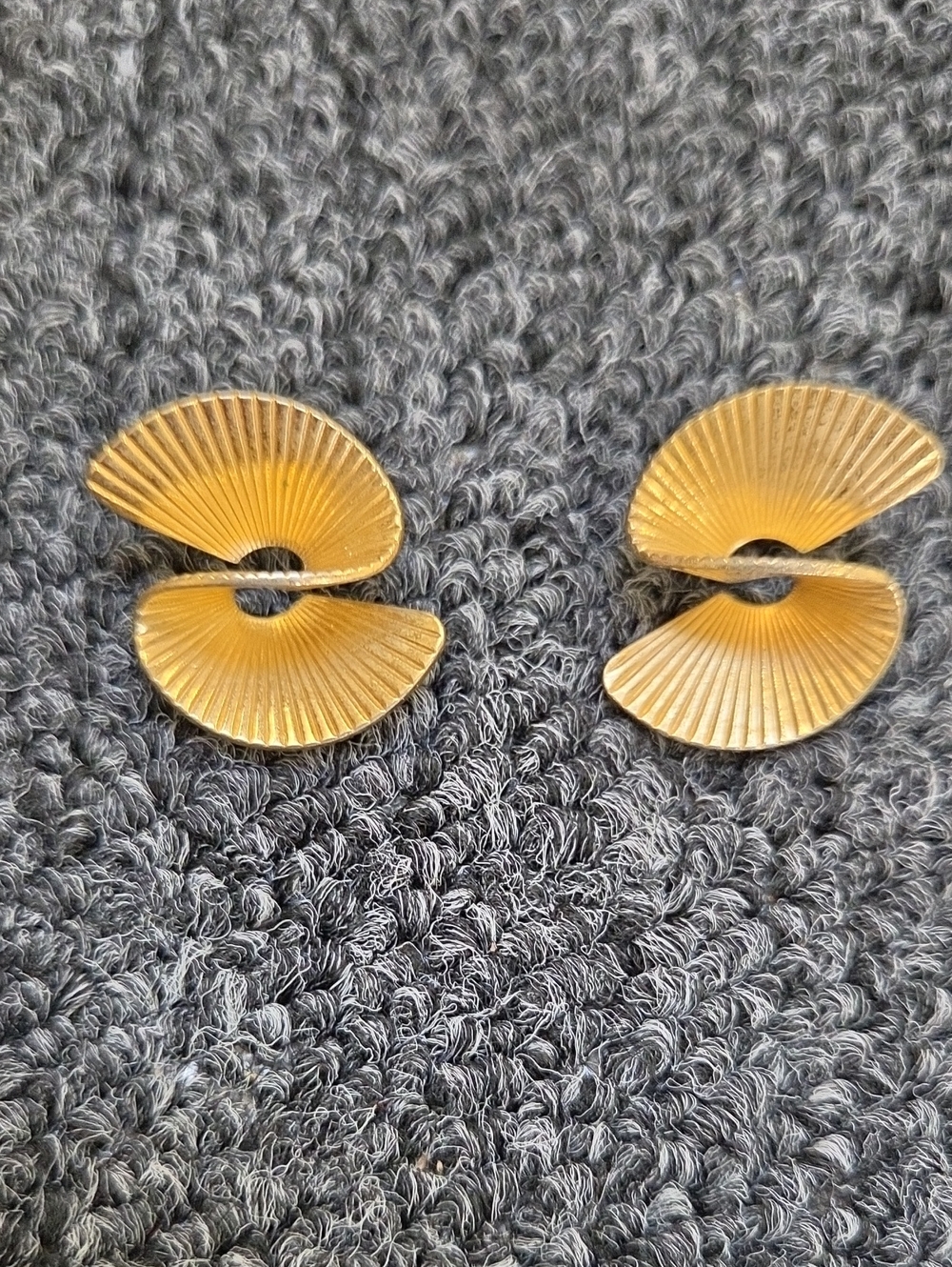 1980s Gold tone shell fan AVON earrings